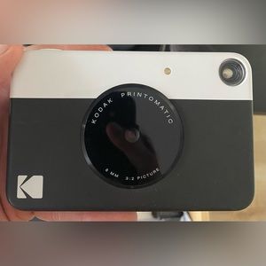 Black Kodak Printomatic Digital Instant Print Camera -  with 20 printable sheets
